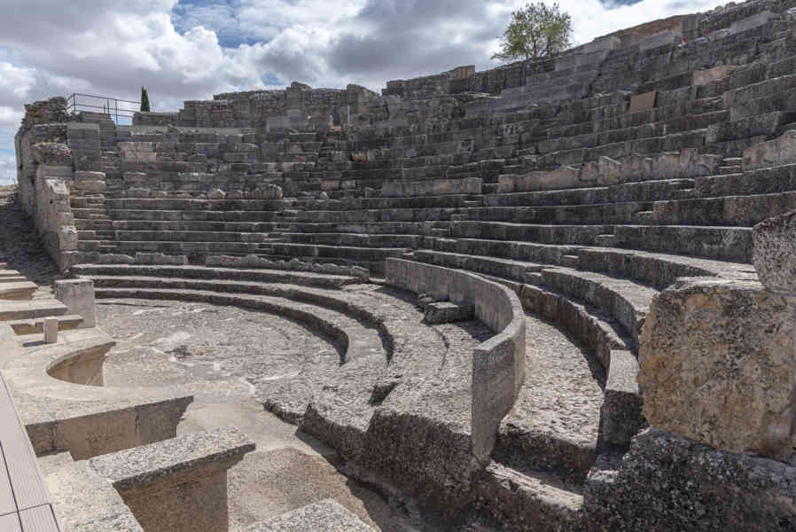 Cuenca - Saelices - parque arqueológico de Segóbriga 10 - Teatro.jpg